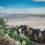 Veduta panoramica delle coste della Bretagna con borghi marittimi pittoreschi e mare blu.
