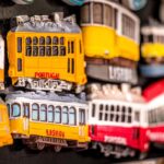 Turisti a Lisbona mentre commettono un errore comune durante la visita della città.