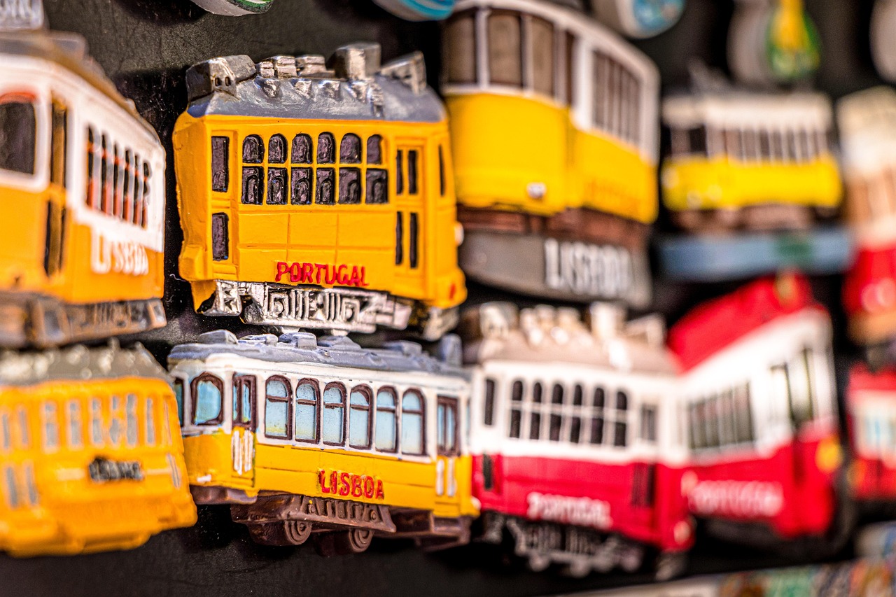 Turisti a Lisbona mentre commettono un errore comune durante la visita della città.