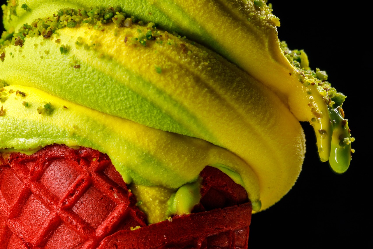 Gelato artigianale a Bologna, con colori vivaci che evidenziano freschezza e qualità degli ingredienti.