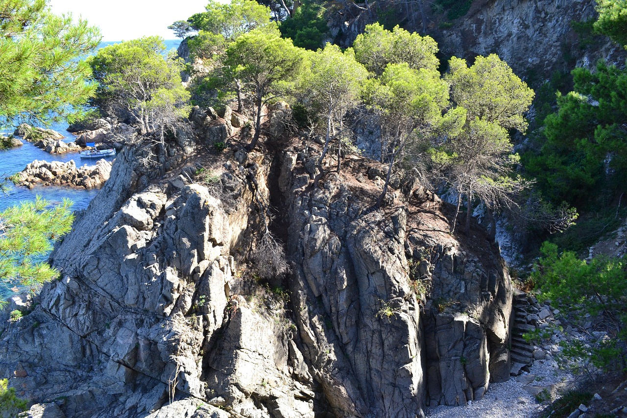 Panorama mozzafiato sul mare dalla gola di St. Anna in Liguria, con sentiero circondato da natura.