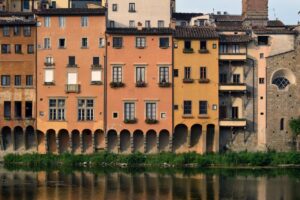 Vetrine scintillanti sul Ponte Vecchio di Firenze, simbolo della città dell'oro in Toscana.