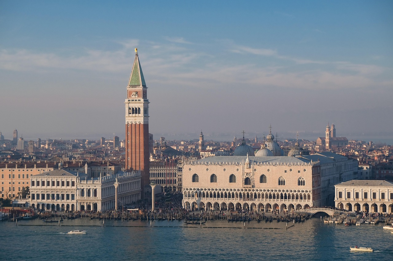 Vista panoramica di Venezia con canali e gondole, evidenziando la bellezza della città.
