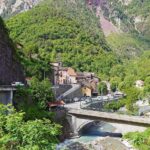 Paesaggio pittoresco di un caratteristico paese italiano poco conosciuto, immerso nella natura.