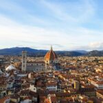 Firenze deserta con strade vuote e monumenti storici, evidenziando l'assenza di turisti.