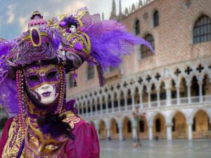 Festa a Venezia con costumi storici e celebrazioni per commemorare la sconfitta della peste.