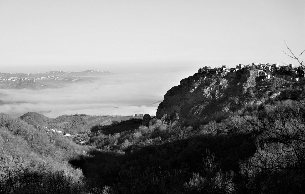 Nebbia avvolge il borgo di Civita di Bagnoregio al mattino, creando un'atmosfera incantevole e misteriosa.