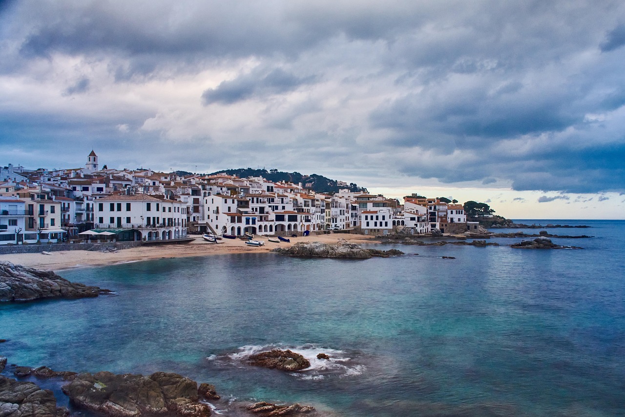 Spiaggia nascosta della Costa Brava con acque cristalline e sabbia dorata, ideale per una fuga tranquilla.