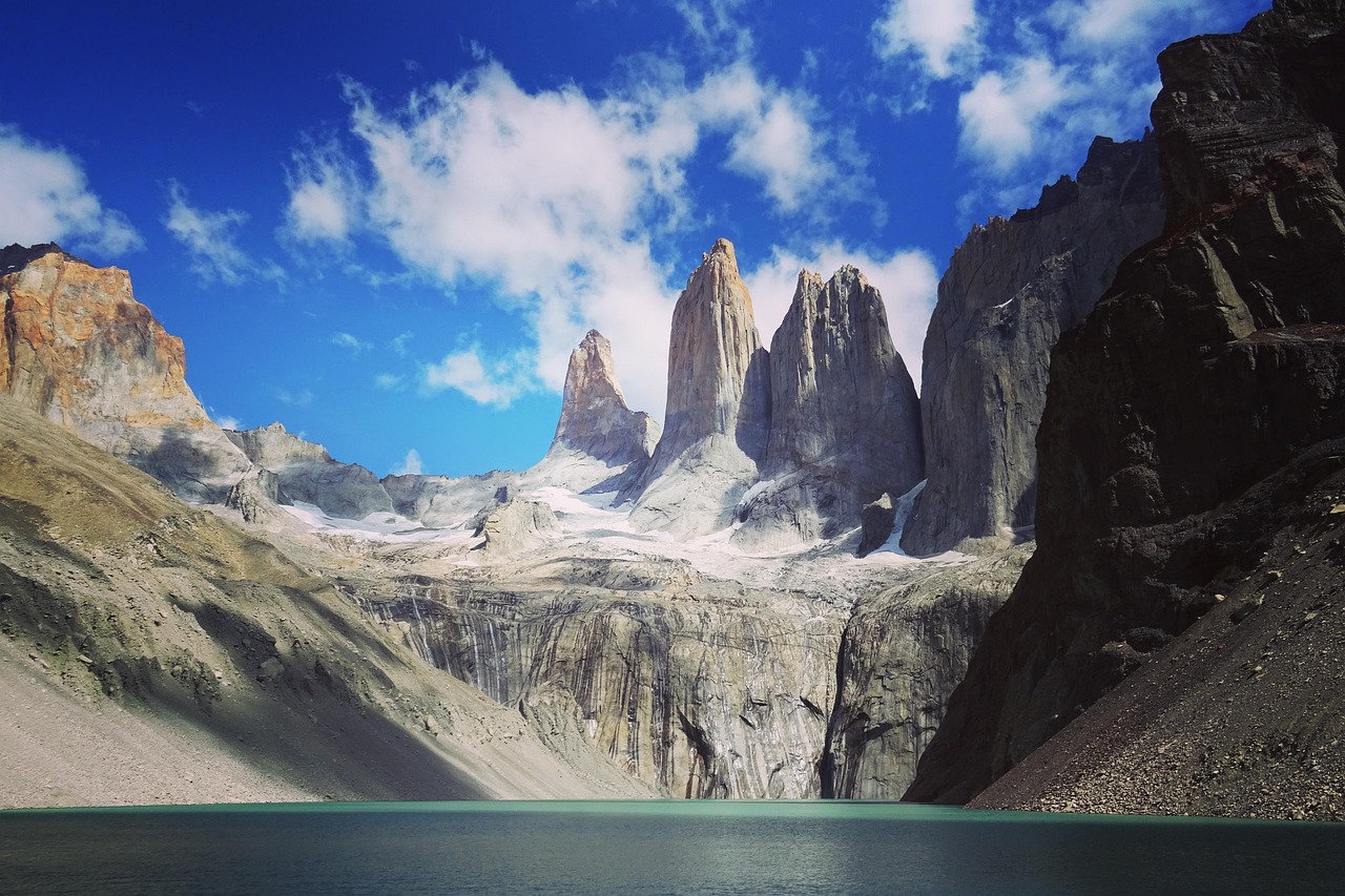 Lago incantevole con acque cristalline e paesaggio montano, simile a una cartolina.