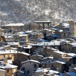 Borgo italiano pittoresco con stradine acciottolate e antiche case in un'atmosfera tranquilla e senza tempo.