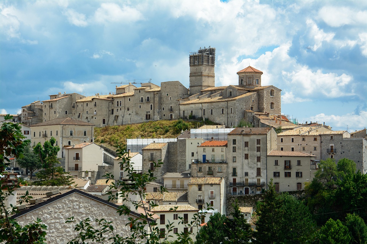 Veduta panoramica di Civita di Torremaggiore, evidenziando il suo patrimonio artistico e architettonico.
