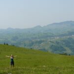 Paesaggio mozzafiato della Romania del nord con montagne e villaggi pittoreschi.