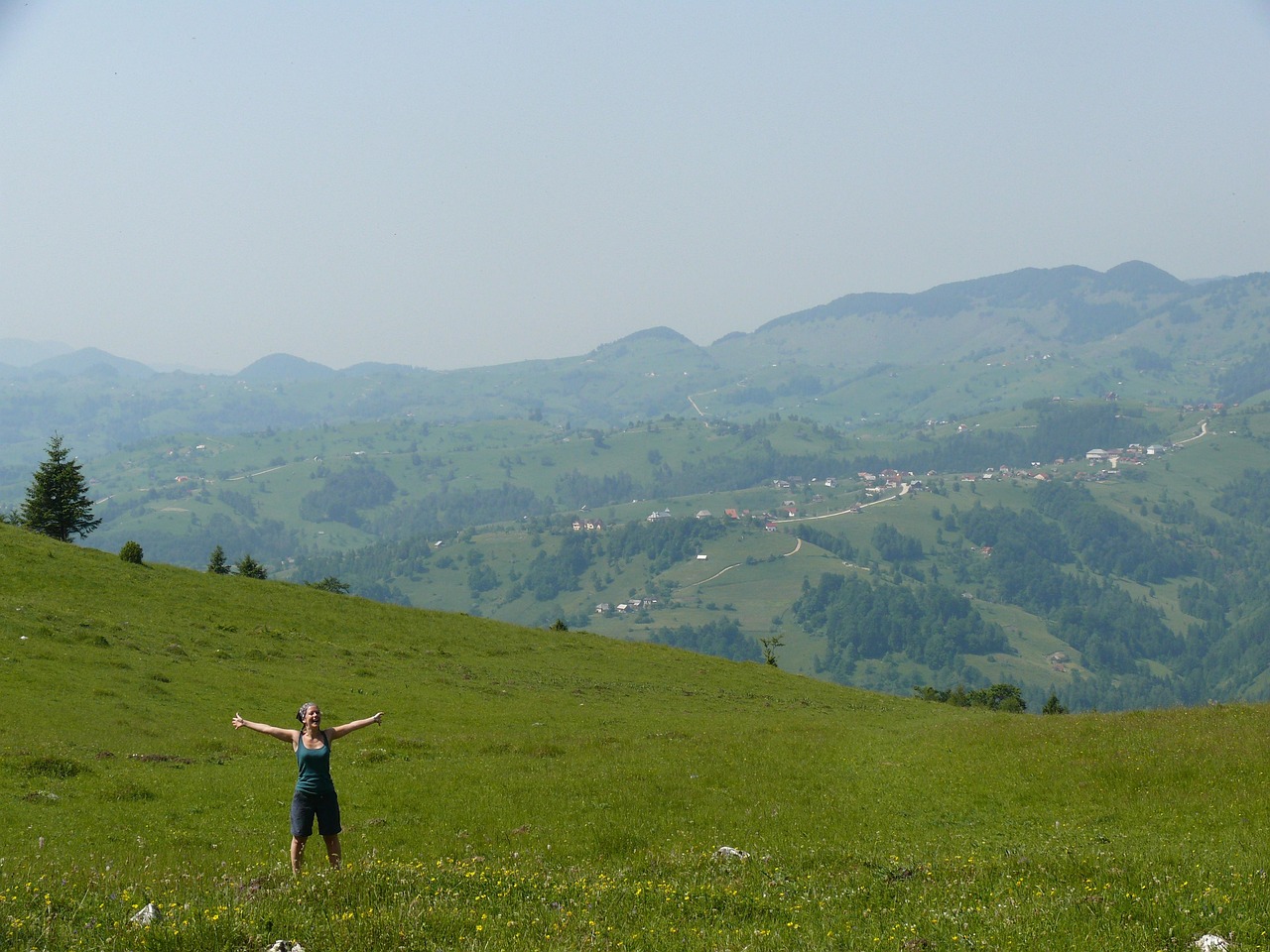 Paesaggio mozzafiato della Romania del nord con montagne e villaggi pittoreschi.