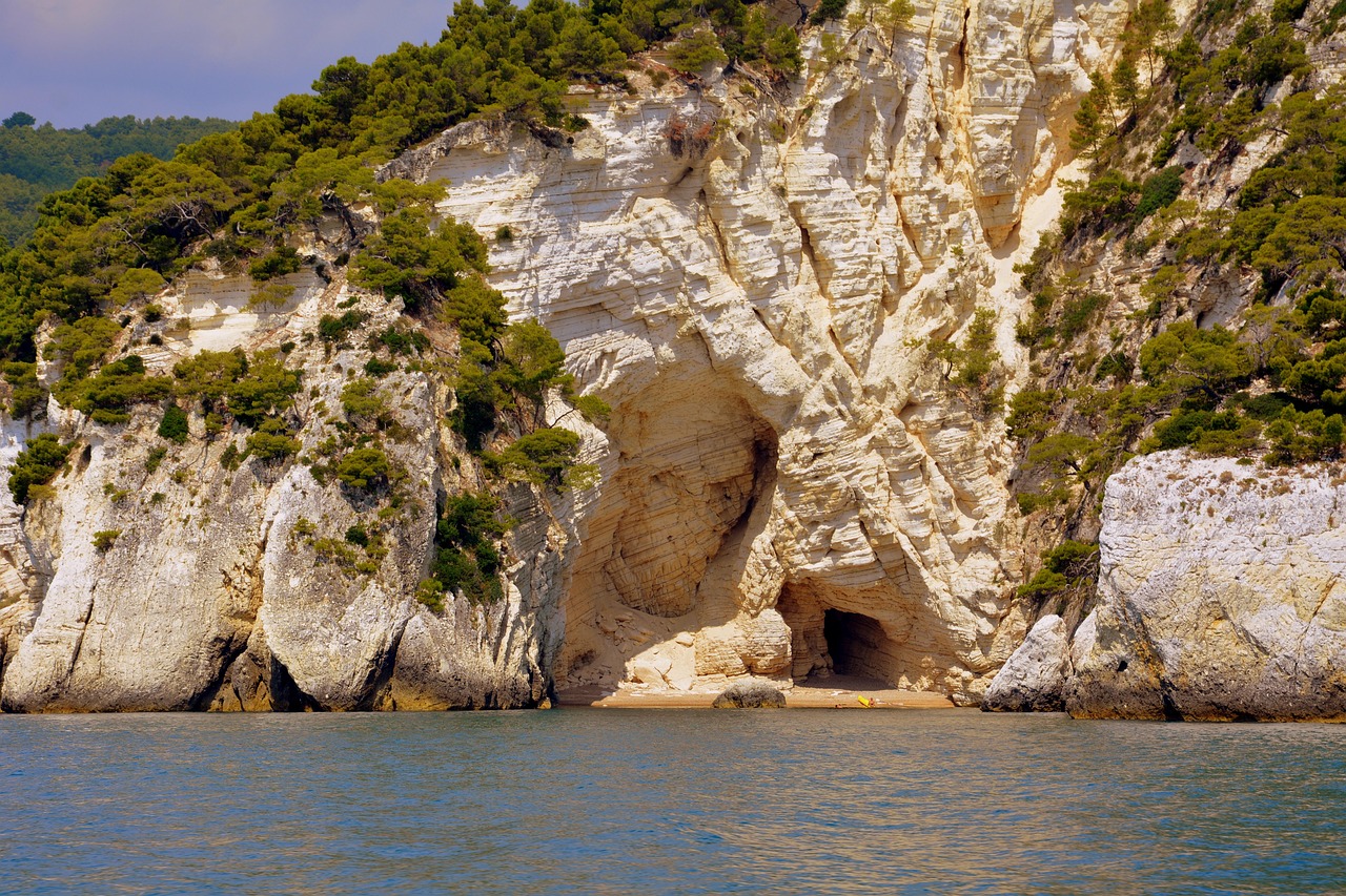Vista panoramica di una incantevole località del Gargano, immersa nella natura e circondata da acque cristalline.