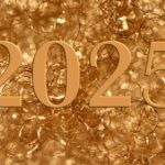 Immagine con decorazioni natalizie e auguri di Buon Natale 2025 in un design festivo e colorato.