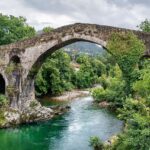 Ponte di Mostar che attraversa il fiume Neretva, simbolo della storia e cultura bosniaca.