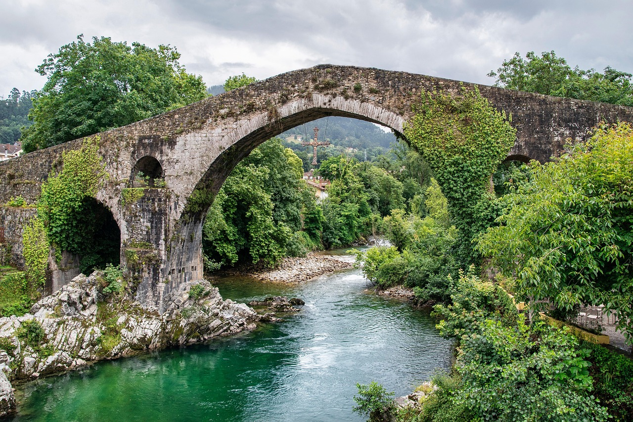 Ponte di Mostar che attraversa il fiume Neretva, simbolo della storia e cultura bosniaca.