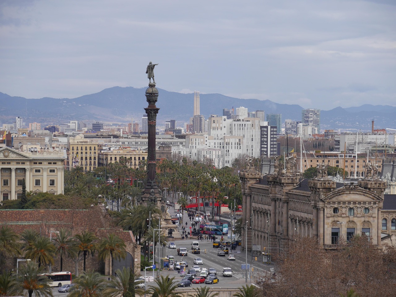 Vista panoramica di Barcellona con la Sagrada Familia e il mare sullo sfondo.