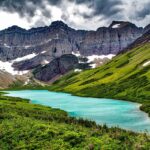 Lago nascosto tra le montagne, acque blu cristalline e paesaggio che sembra un'opera d'arte.