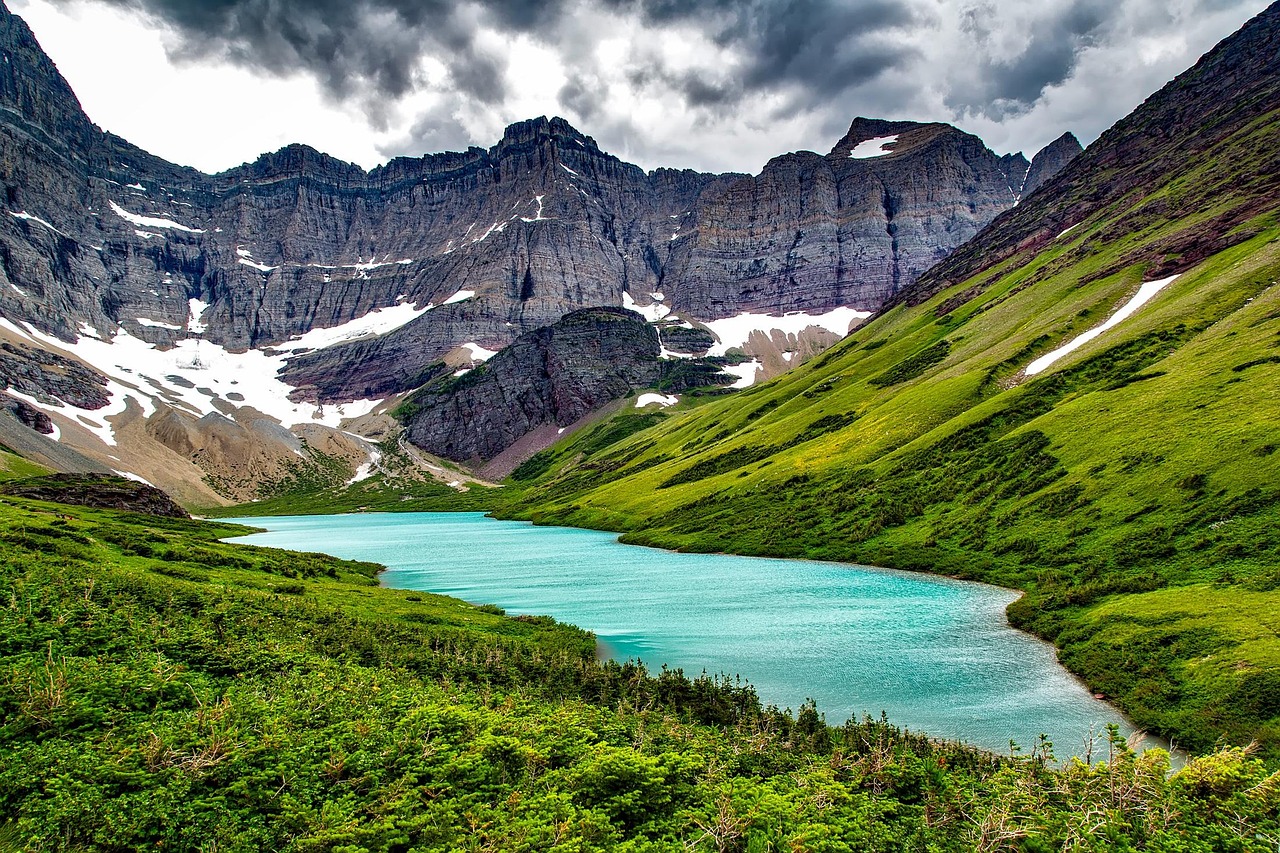 Lago nascosto tra le montagne, acque blu cristalline e paesaggio che sembra un'opera d'arte.