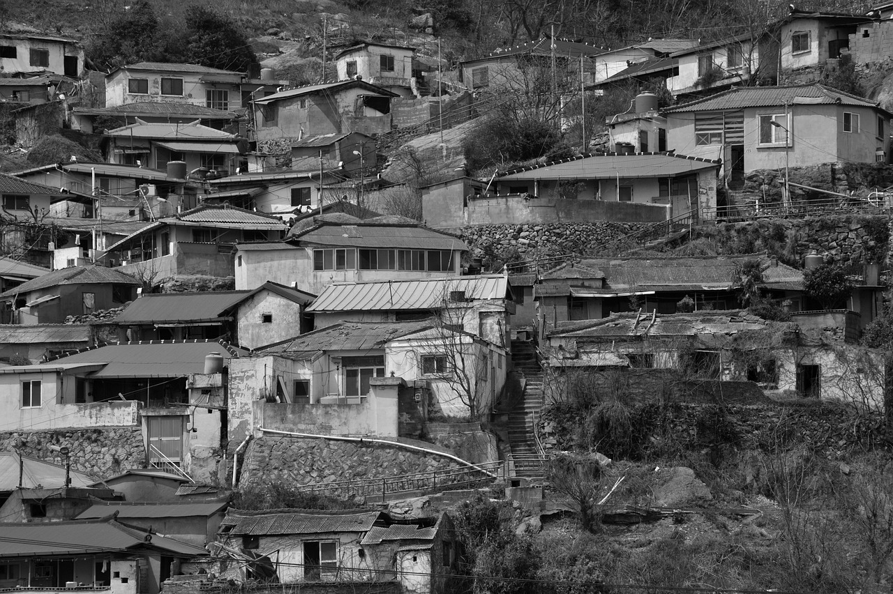 Veduta panoramica del borgo nascosto, caratterizzato da stradine acciottolate e antiche abitazioni.