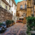 Panorama estivo di Taormina, con mare cristallino e architettura storica.
