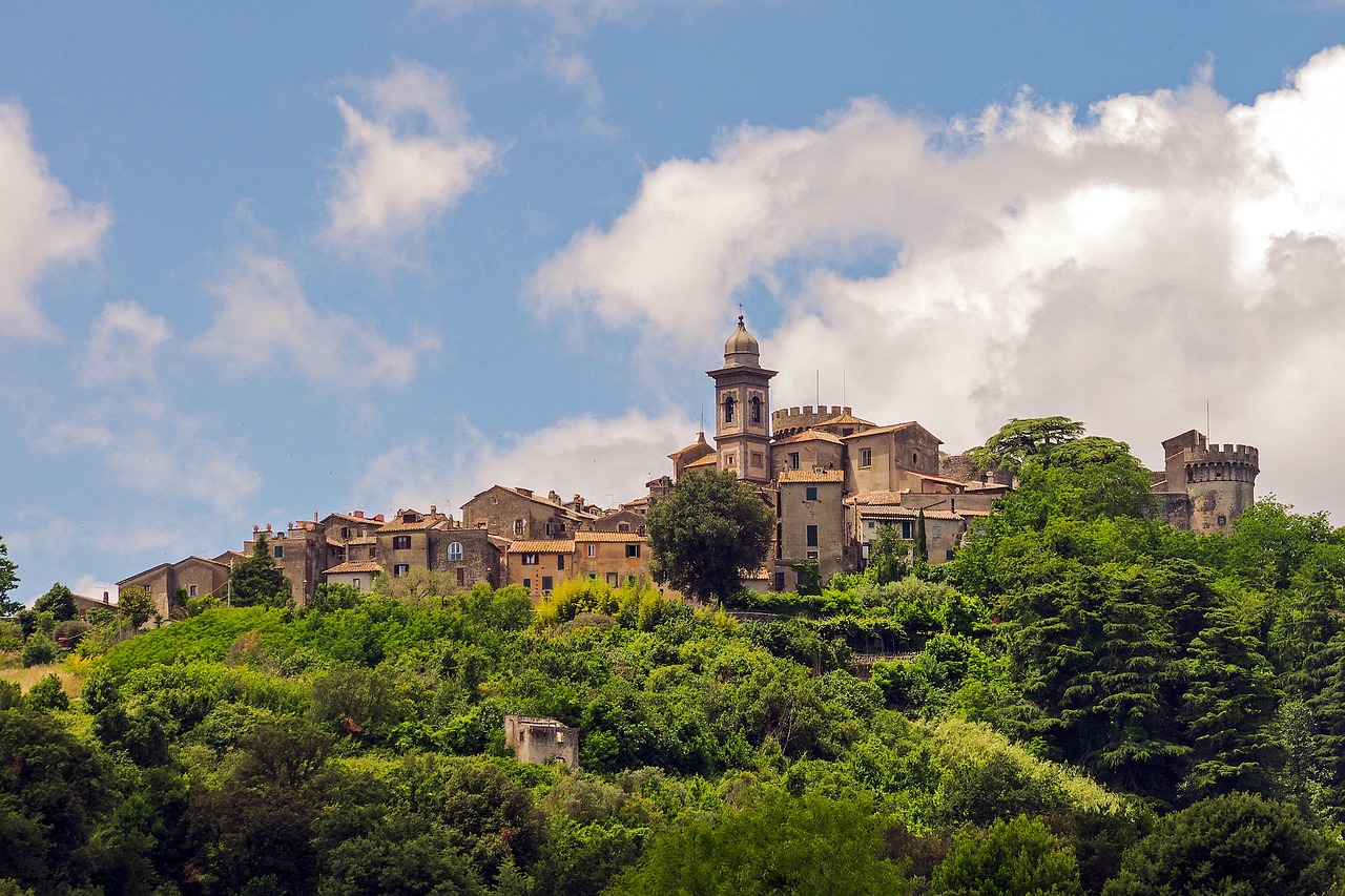 Veduta panoramica del pittoresco paese della Liguria interna, immerso nel verde e nelle tradizioni.