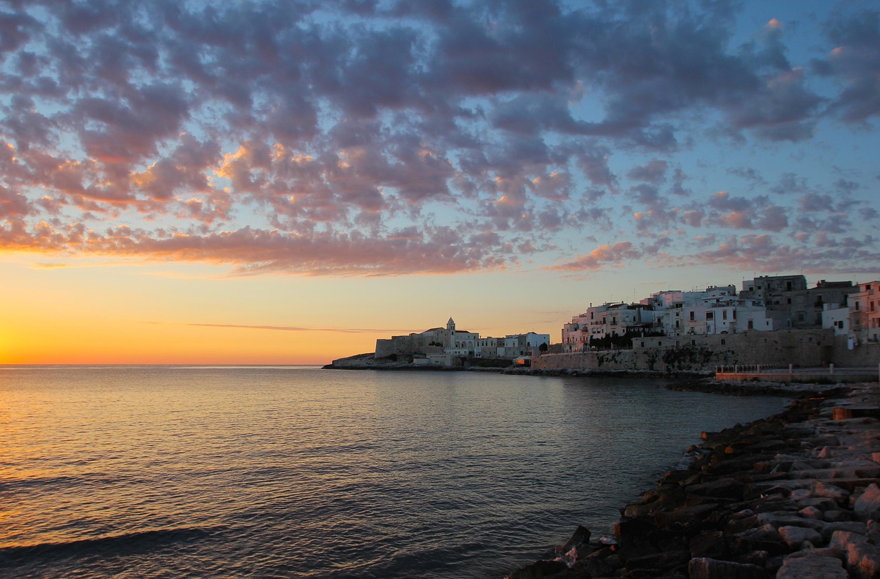 Tramonto su Sant'Angelo d'Ischia, con il cielo che si tinge di arancione e il mare che riflette i colori.
