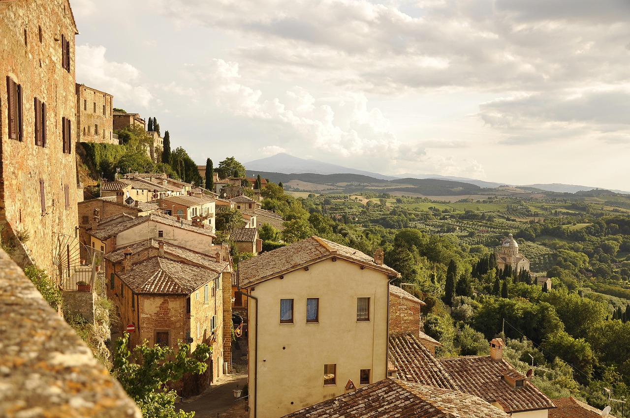 Borgo toscano con stradine acciottolate e case in pietra, ideale per un weekend di relax.