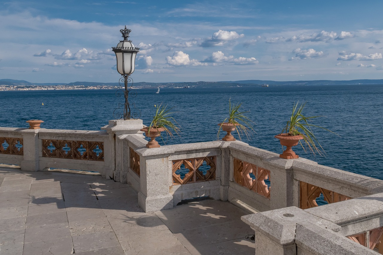 Vista panoramica di Piran, Slovenia, con il mare Mediterraneo e l'architettura storica.