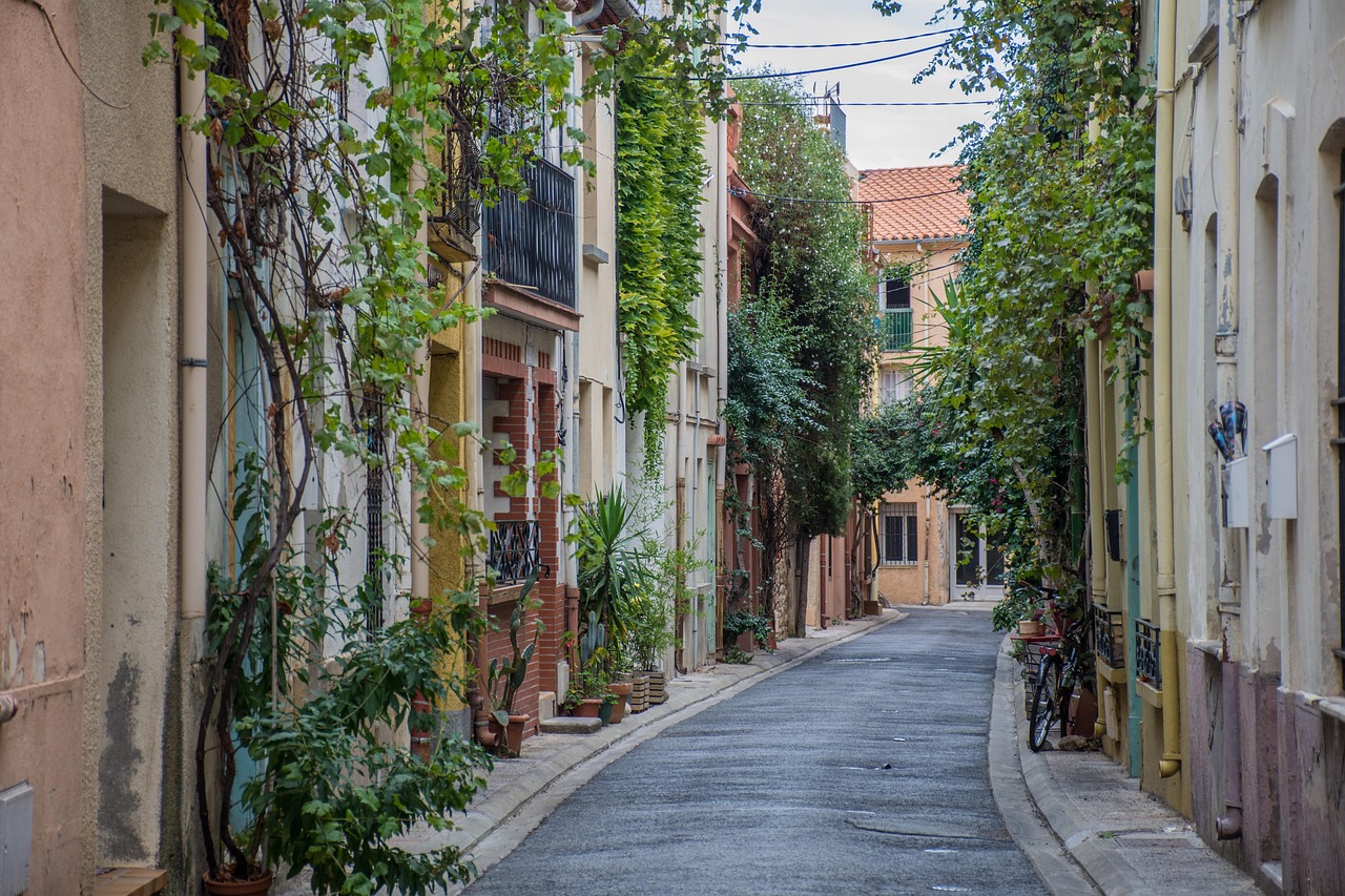 Vista panoramica del quartiere storico di Plaka ad Atene, con stradine affollate e case colorate.