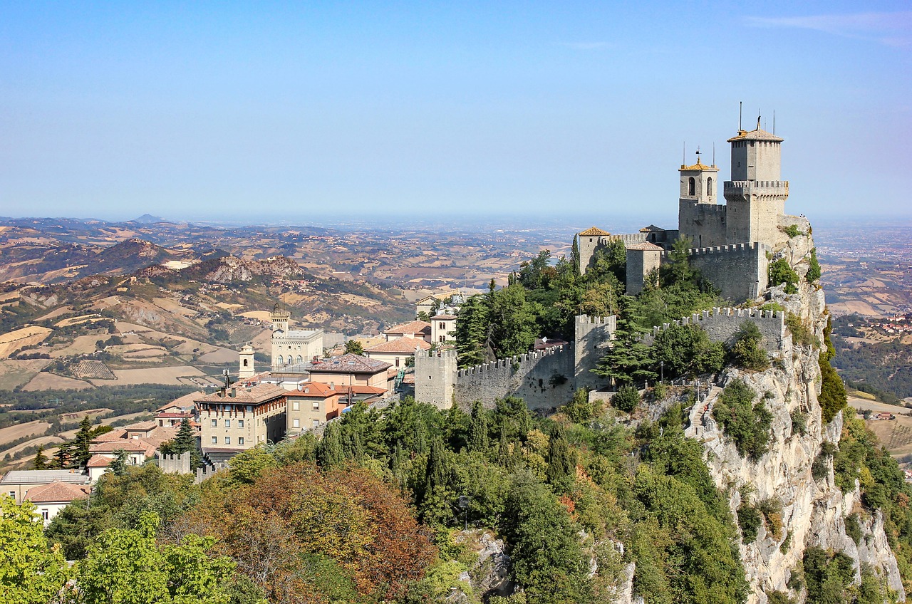 Vista panoramica del suggestivo paese piemontese, con strade acciottolate e case storiche, ideale per una fuga romantica.
