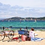 Spiaggia di Saint-Tropez con sabbia dorata e acque cristalline, ideale per l'estate.