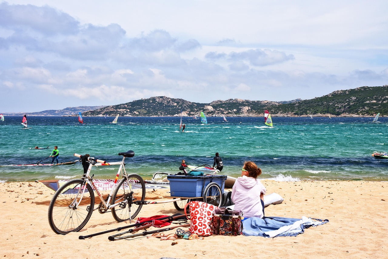 Spiaggia di Saint-Tropez con sabbia dorata e acque cristalline, ideale per l'estate.