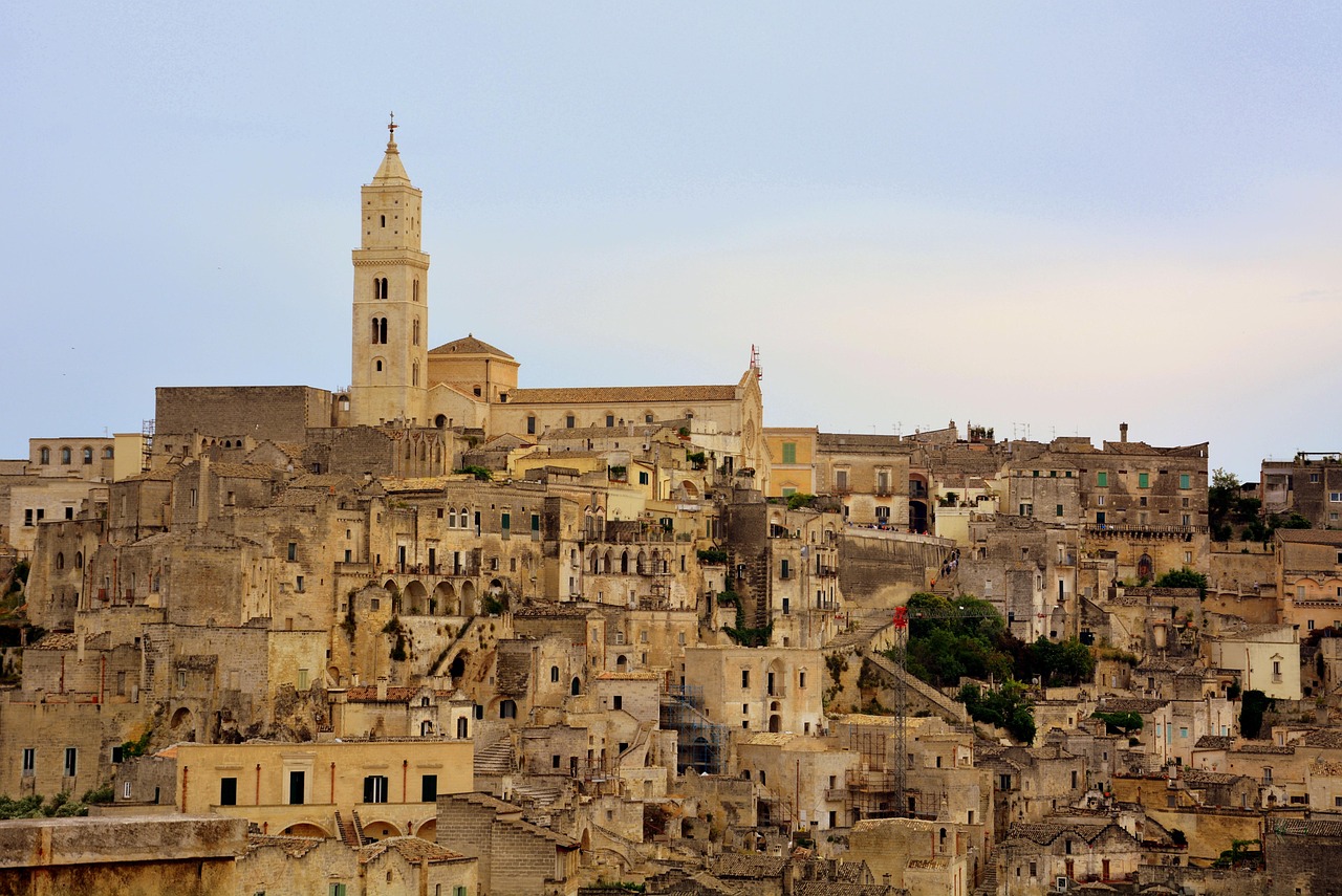 Vista panoramica dei Sassi di Matera, con case scolpite nella roccia e stradine caratteristiche.