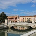 Vista panoramica di una località veneta con spiagge e vegetazione estiva.