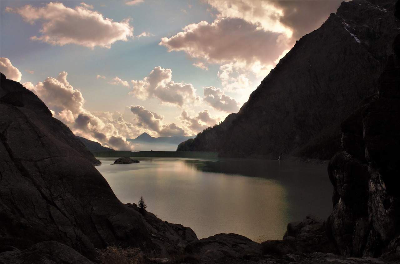 Lago nascosto tra le montagne, acque cristalline immerse in un paesaggio da sogno.