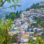 Borgo affollato con persone, rumori e attività vivaci, simbolo di mancanza di tranquillità.