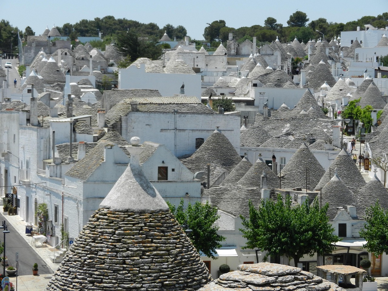 Vista panoramica della Valle dei Trulli, con tipiche costruzioni in pietra e paesaggi verdi.