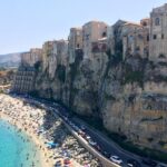 Spiaggia di Tropea, Calabria: acque cristalline e scogliere mozzafiato immersi in un paesaggio paradisiaco.