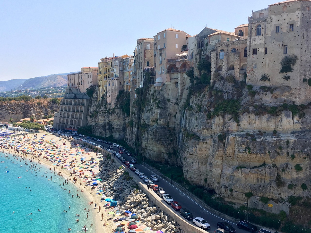 Spiaggia di Tropea, Calabria: acque cristalline e scogliere mozzafiato immersi in un paesaggio paradisiaco.