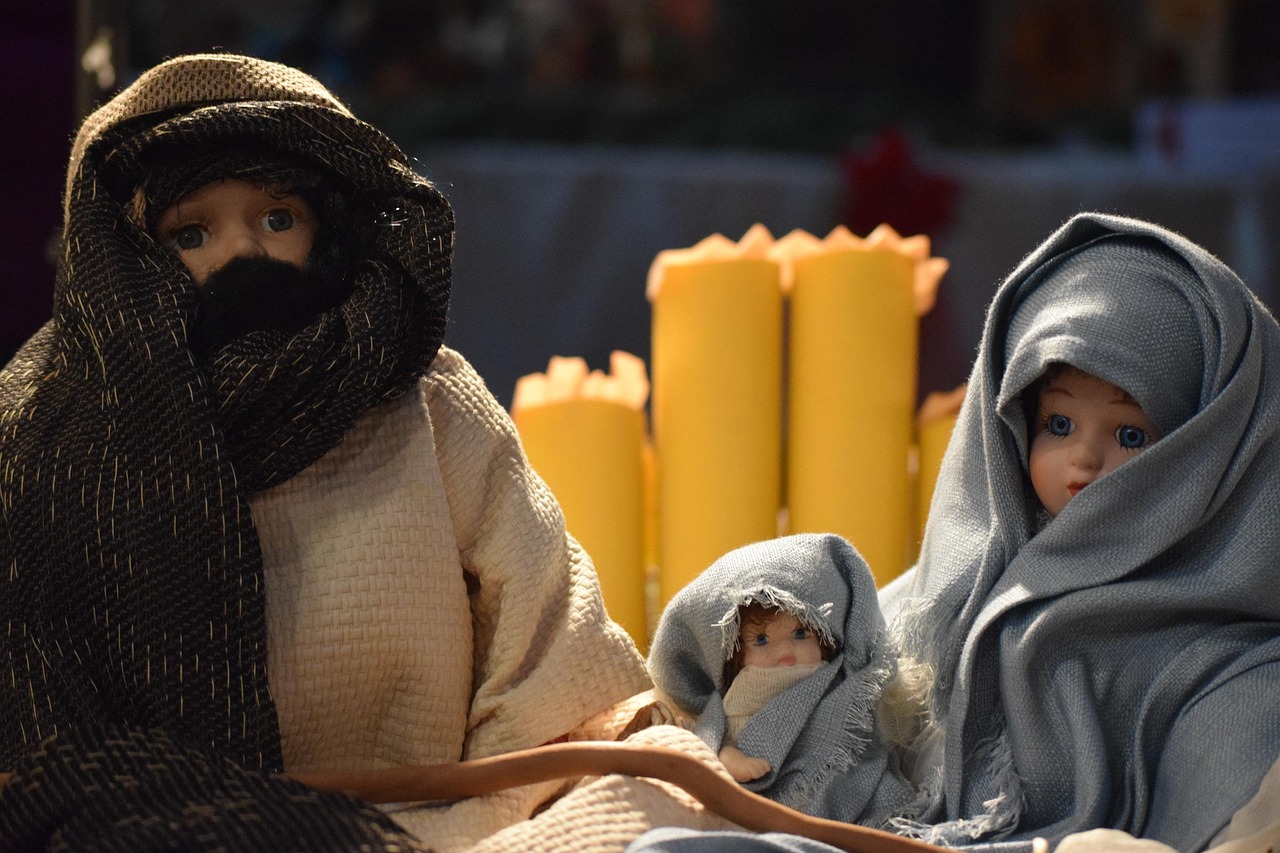 Luminarie natalizie di Lecce illuminate, creano un'atmosfera magica e incantevole nella città.
