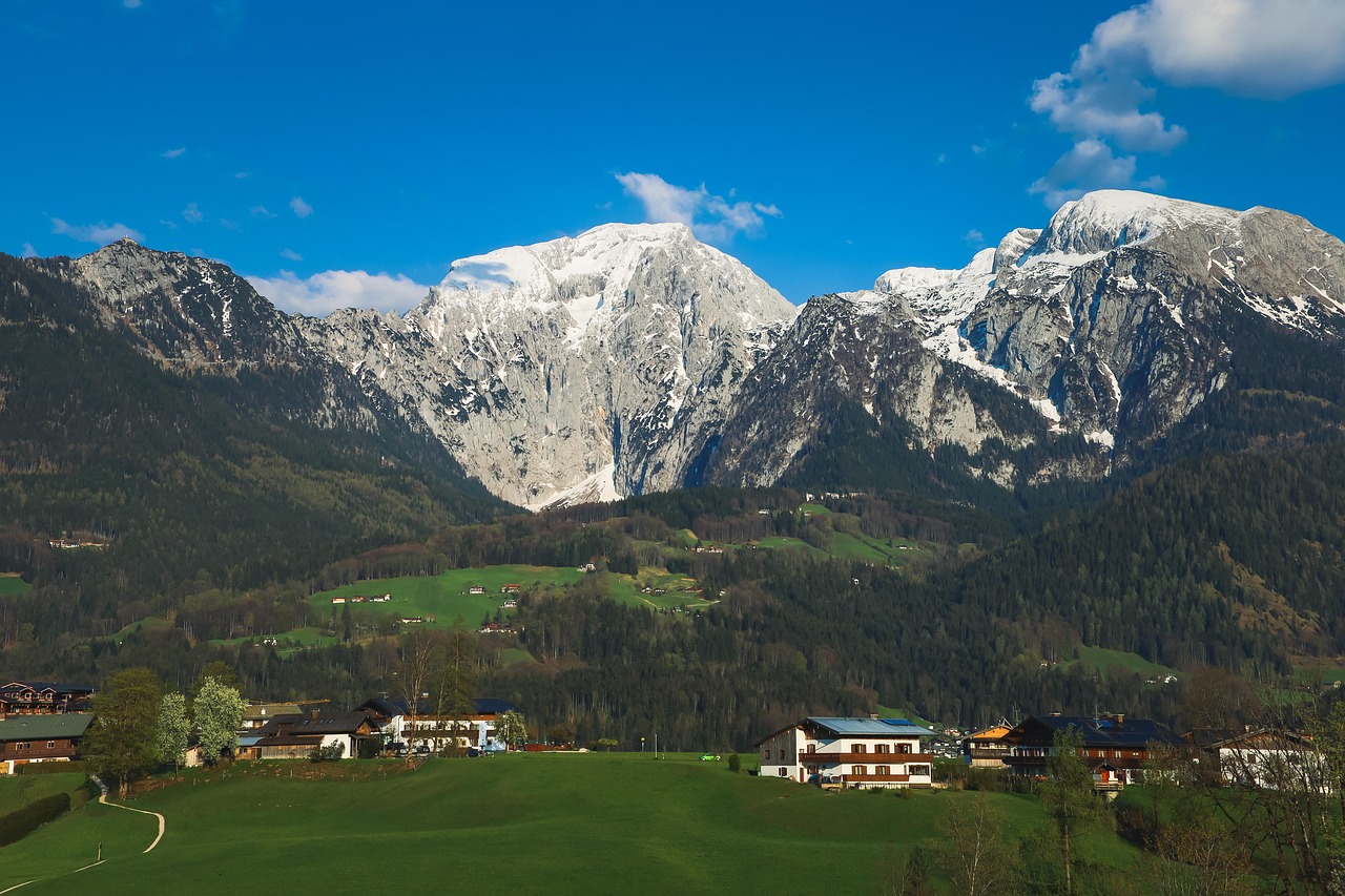 Borgo alpino incantevole con panorami montani, ideale per una fuga di relax.