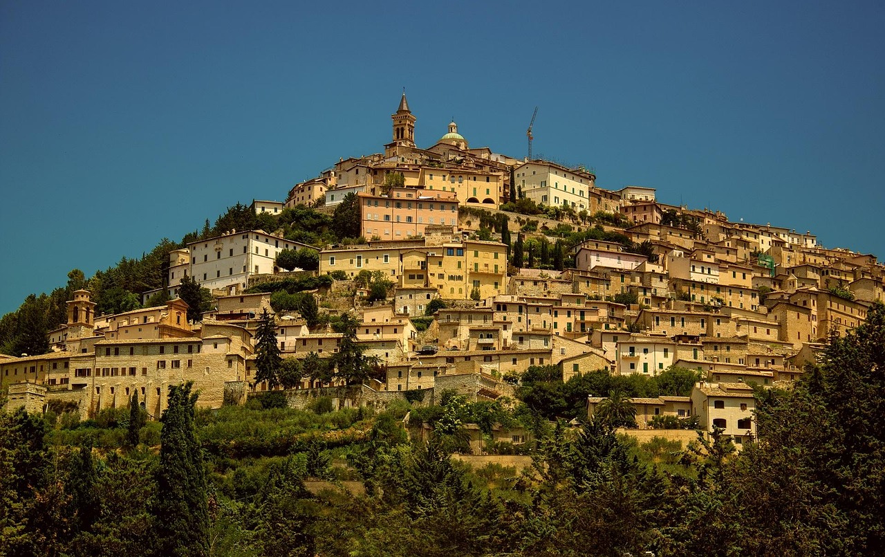 Vista panoramica del paese caratteristico delle Marche, con strade acciottolate e tipiche abitazioni storiche.
