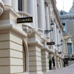 Vista panoramica di Monaco con cieli grigi e atmosfera deserta, evidenziando il periodo sconsigliato per visitare.