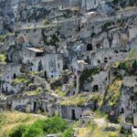 Vista panoramica dei Sassi di Matera, con antiche abitazioni scavate nella roccia e paesaggio suggestivo.