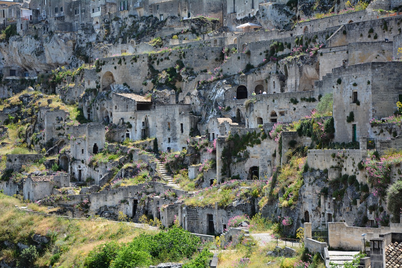 Vista panoramica dei Sassi di Matera, con antiche abitazioni scavate nella roccia e paesaggio suggestivo.