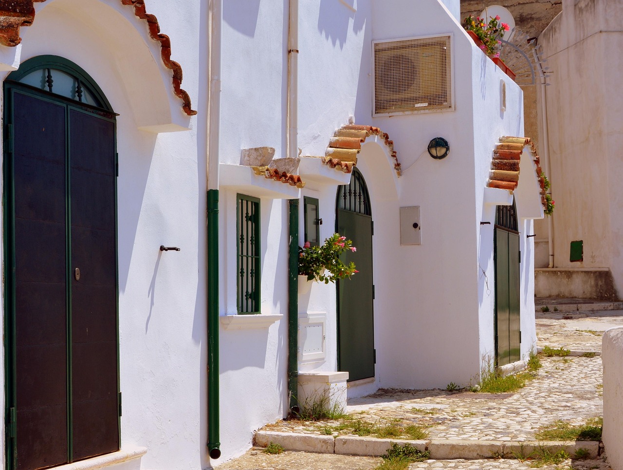 Vista panoramica del borgo affascinante e meno conosciuto del Portogallo, circondato da colline verdi.