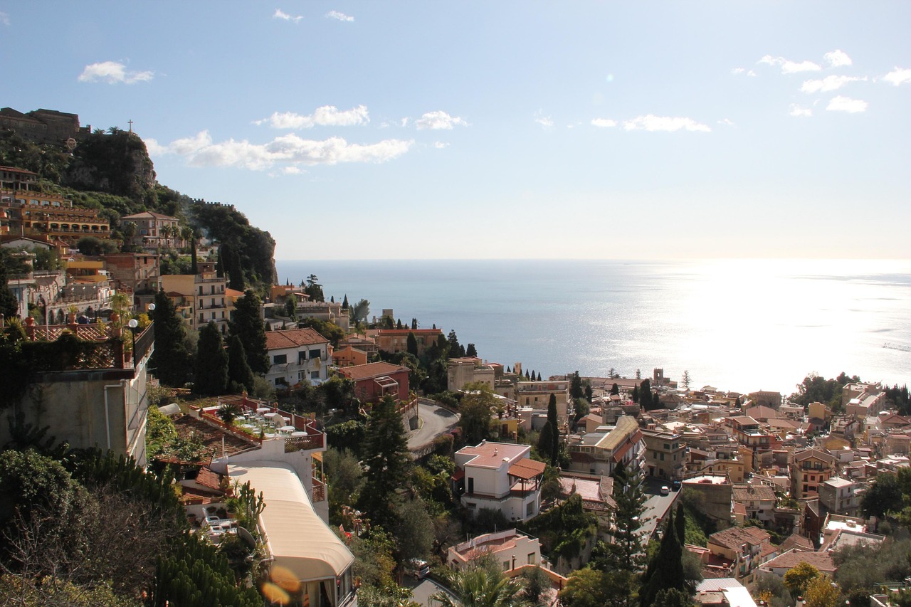 Vista panoramica di Amalfi e Sorrento, confronto tra le due località costiere.