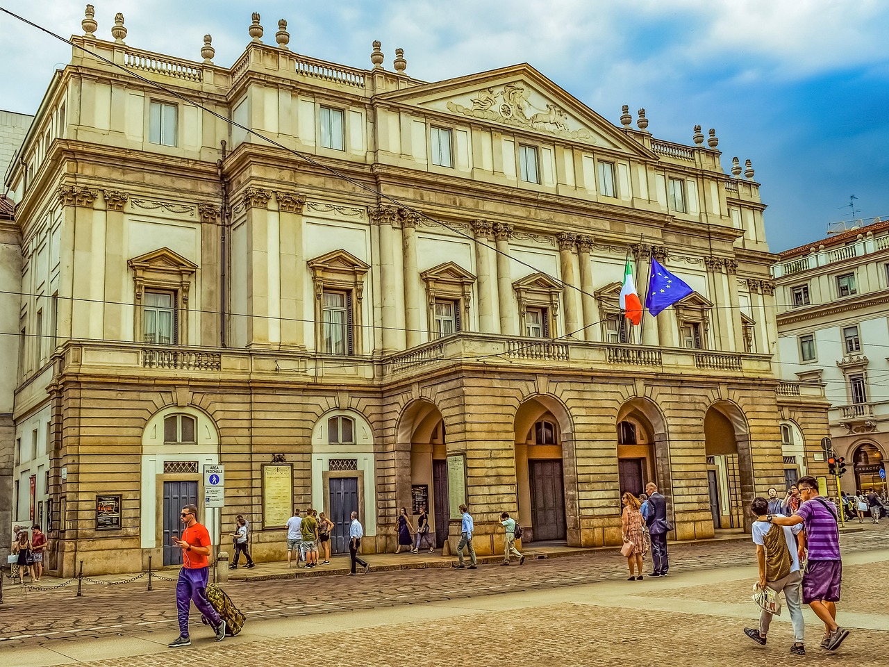 Vista panoramica di una piazza storica italiana con statue e opere d'arte, simbolo della cultura artistica.